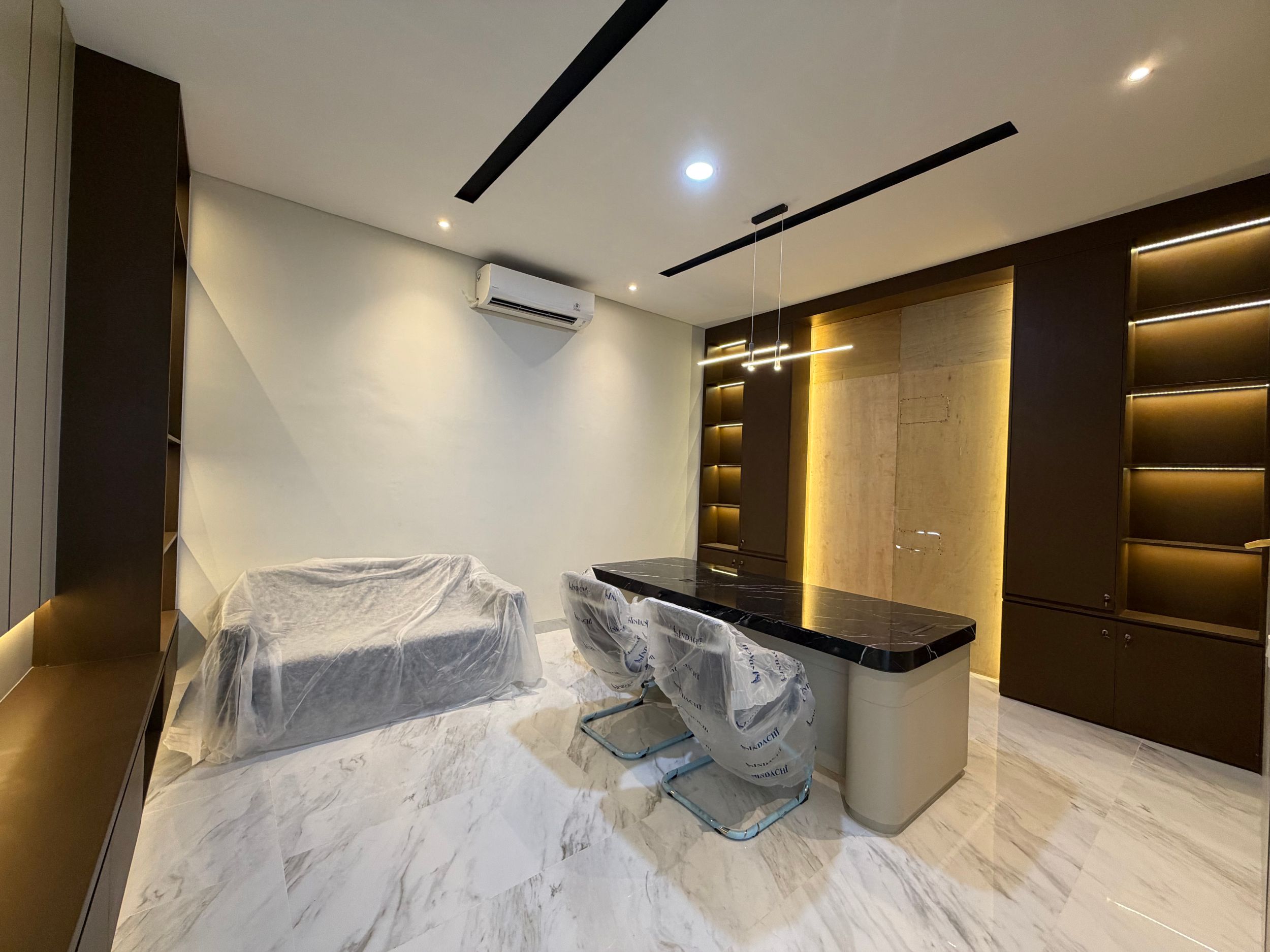 Ruangan ini memancarkan kesan profesionalisme modern yang hangat. Sebagai bagian dari gedung kantor Cahaya Group, interiornya menunjukkan perpaduan apik antara fungsionalitas tingkat tinggi dengan estetika yang prestisius.
