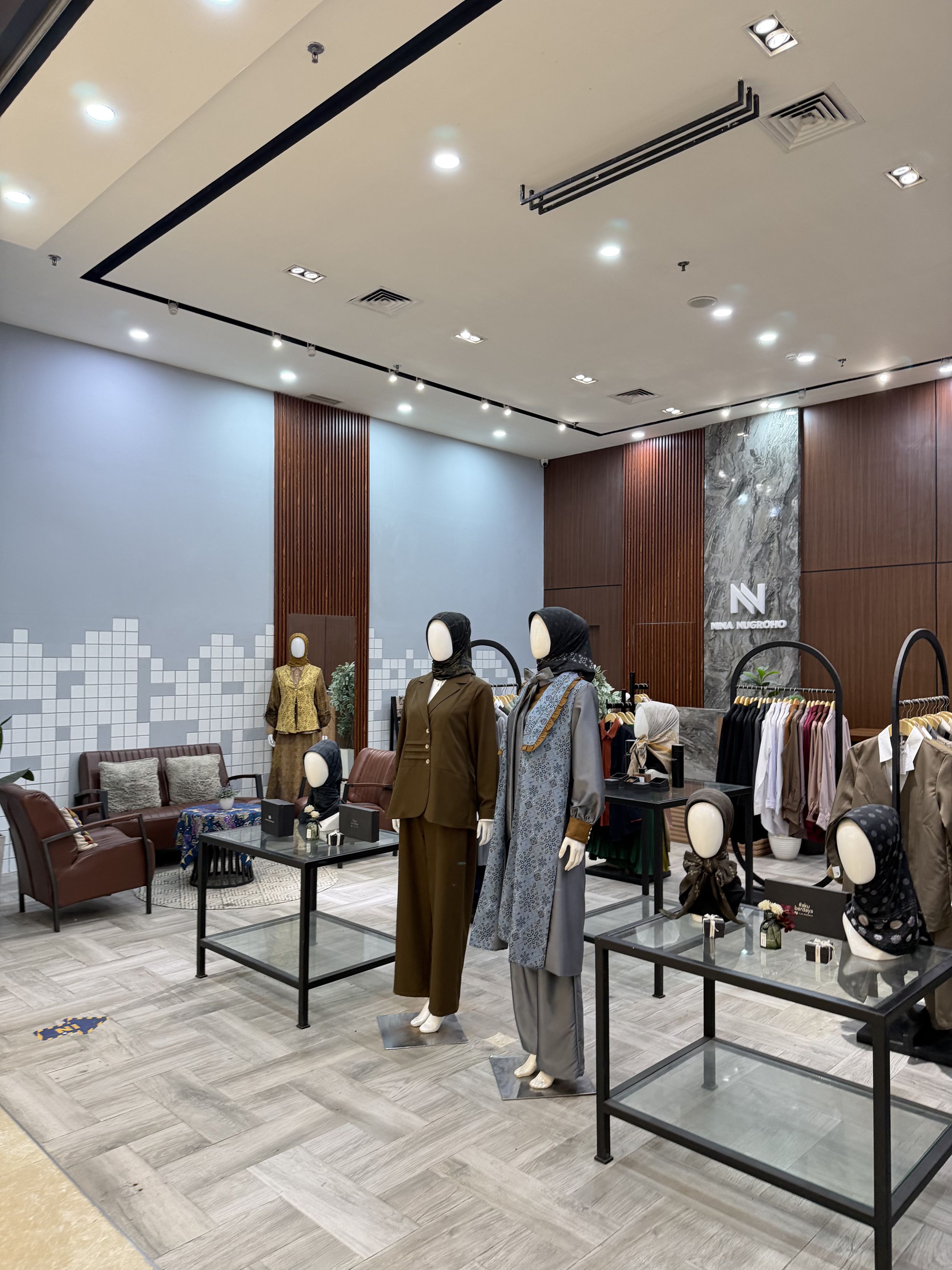 Review desain plafon minimalis dan dinding mewah butik Nina Nugroho. Perpaduan fluted wood panel dan marmer untuk interior retail yang elegan