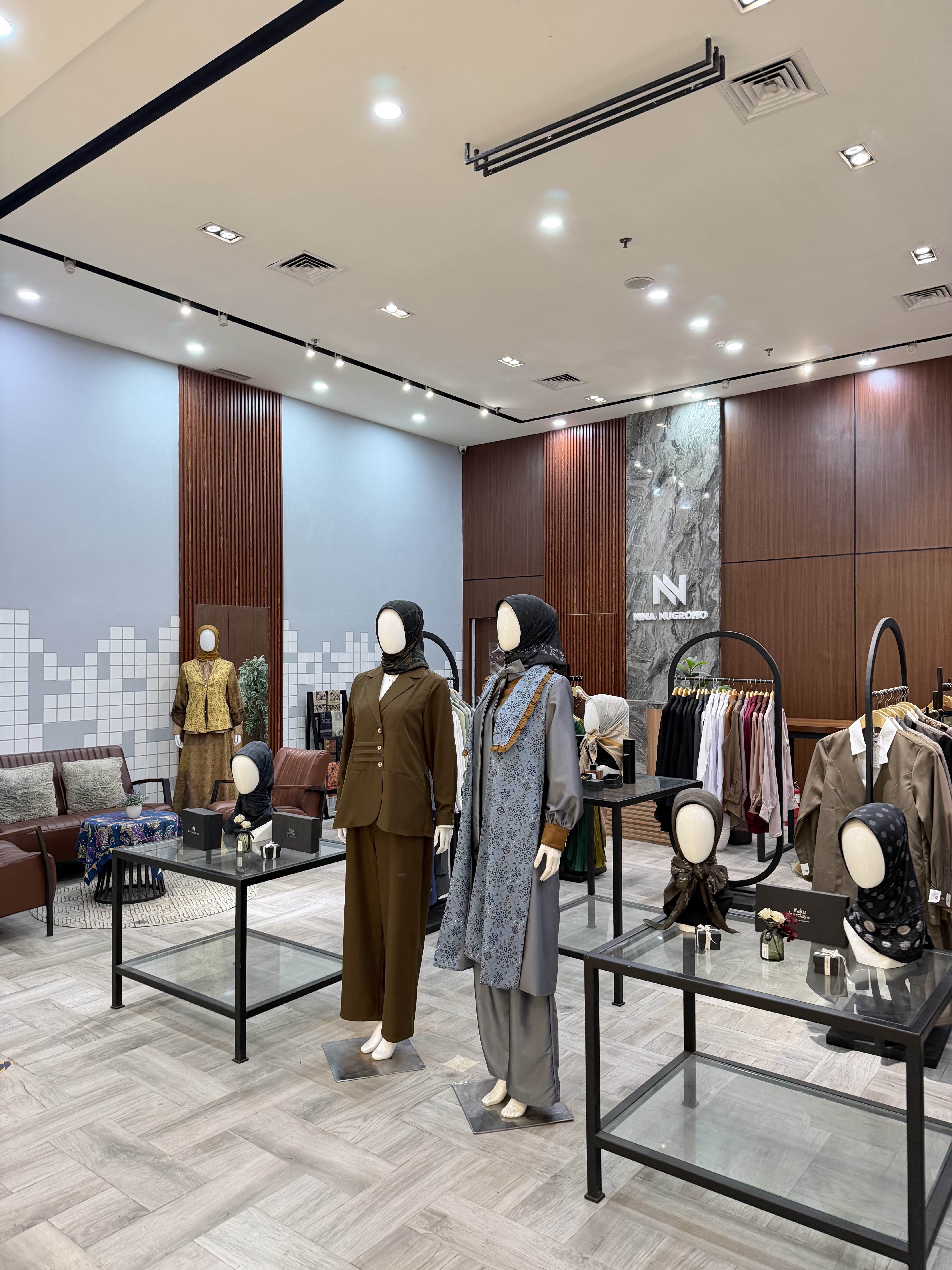 Bedah desain interior Butik Nina Nugroho: Perpaduan elemen wood slat, marmer, dan konsep minimalis elegan yang menciptakan pengalaman belanja retail profesional