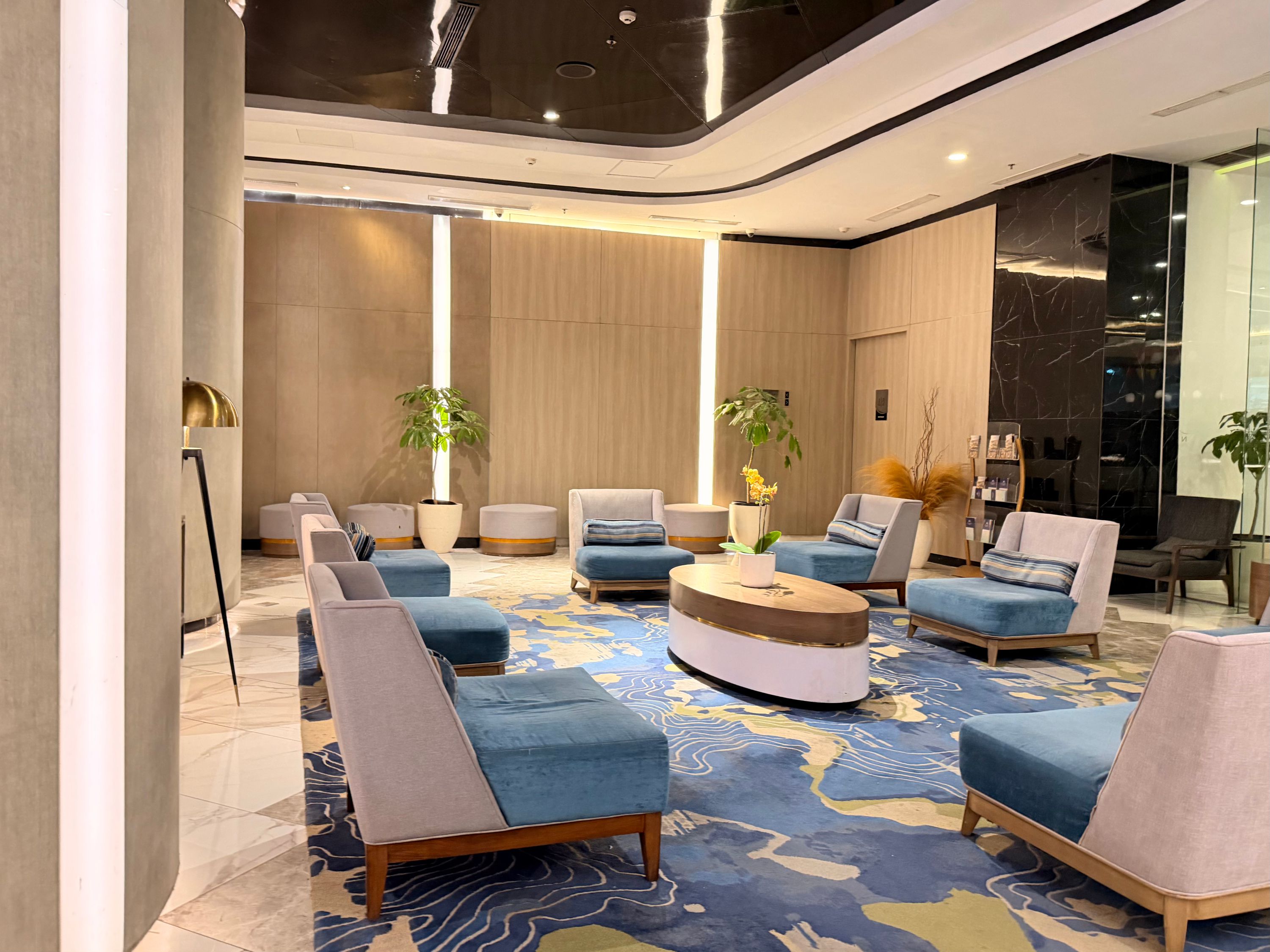 desain interior lobby hotel bergaya Modern Kontemporer yang Lux dan Elegan. Ciptakan kesan mewah, profesional, dan menenangkan dengan sentuhan material marmer dan panel kayu