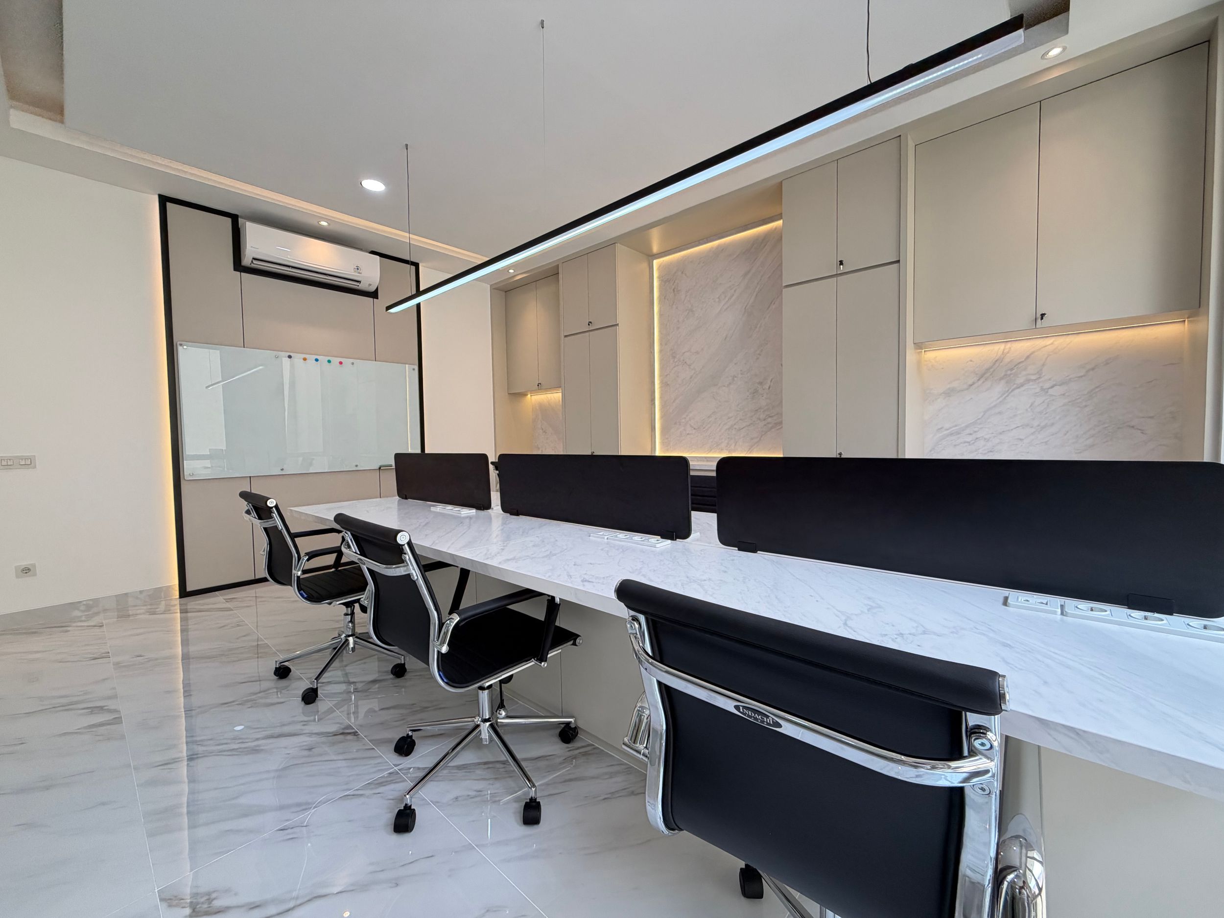 Inspirasi ruang kerja eksklusif dengan konsep Modern Luxury Minimalist. Lihat detail proyek kami untuk Cahaya Group.