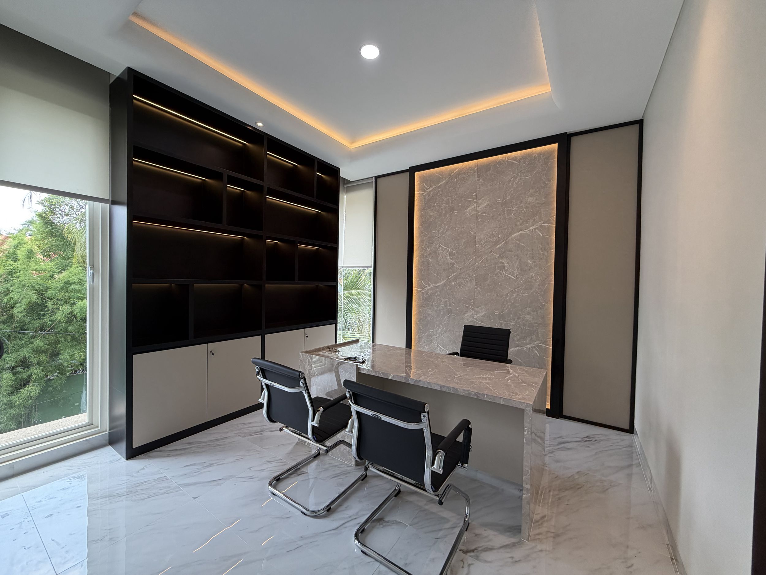Inspirasi desain interior kantor modern luxury di Office Cahaya Group oleh Tuka Interior. Perpaduan marmer dan pencahayaan elegan untuk ruang kerja profesional