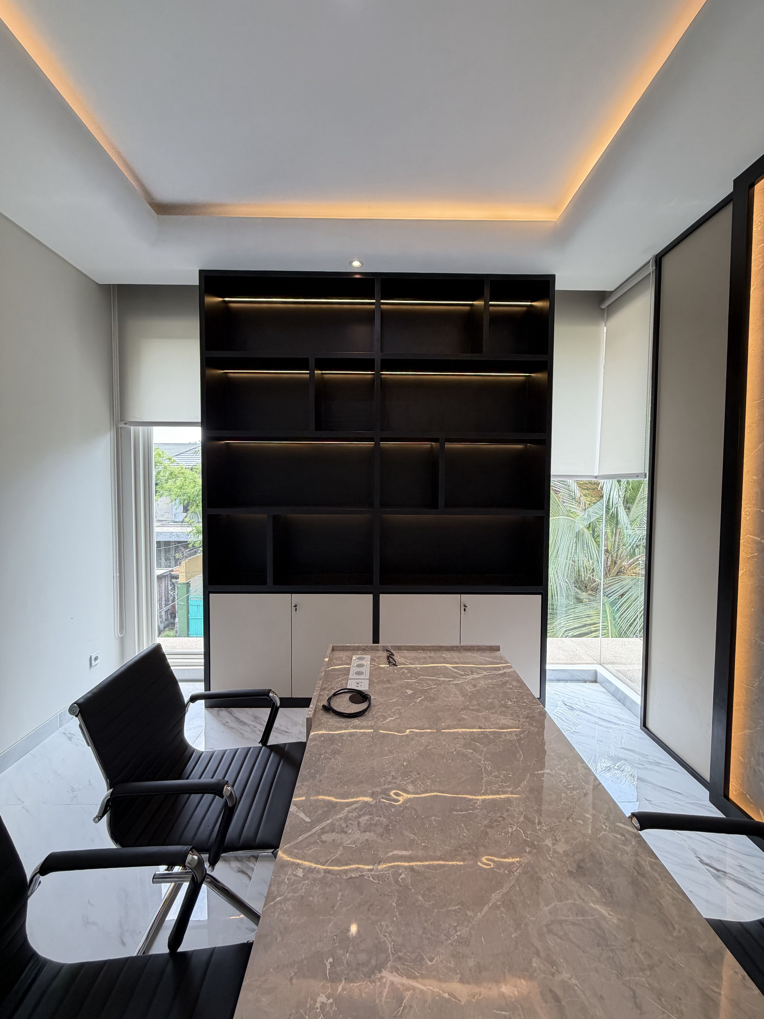 Inspirasi desain interior kantor Cahaya Group oleh Tuka Interior. Perpaduan marmer elegan & gaya modern minimalist untuk efektivitas kerja maksimal
