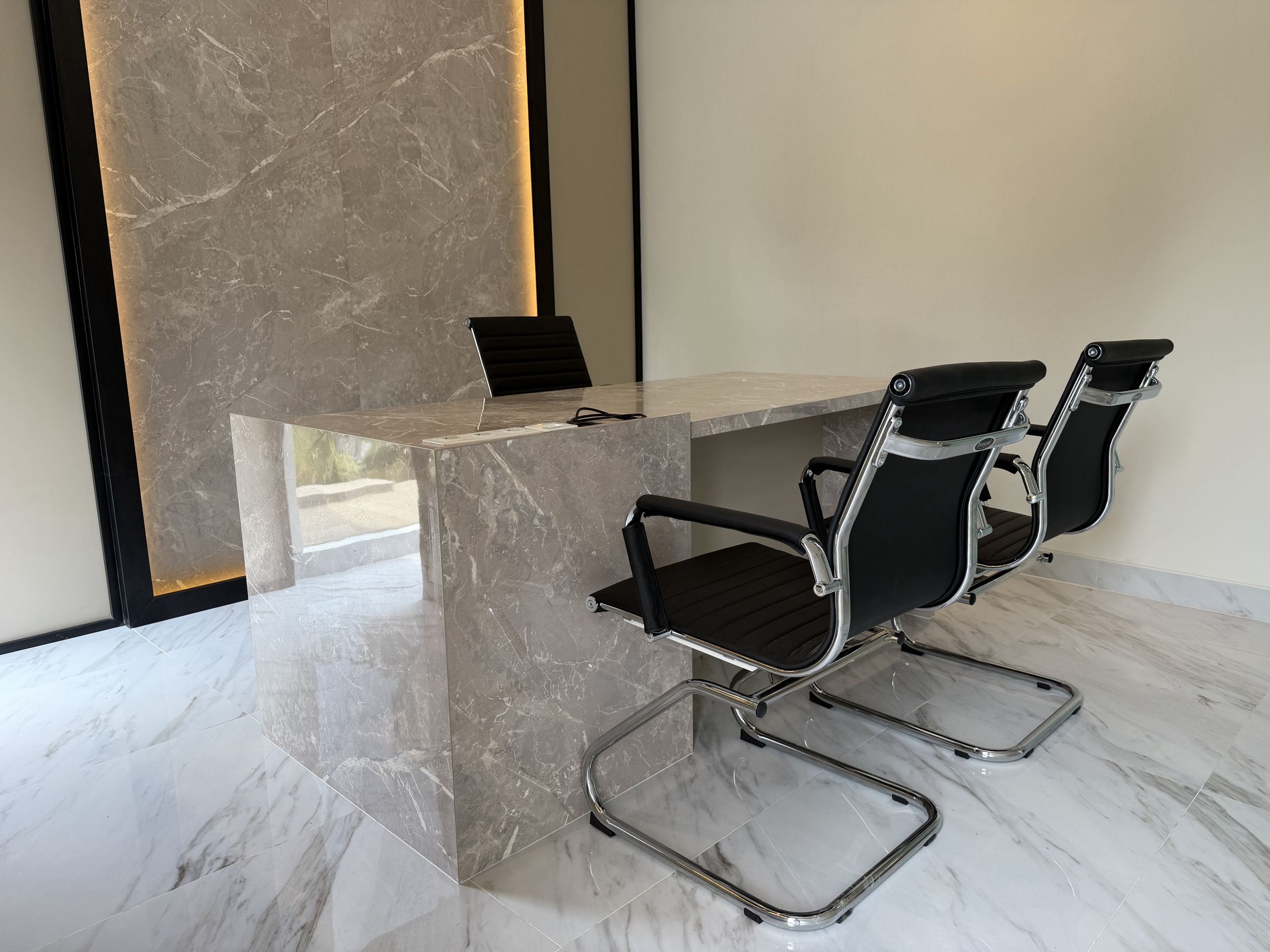 Eksplorasi kemewahan meja marmer kustom dan kursi cantilever elegan di kantor Cahaya Group. Desain interior yang membangun otoritas dan kepercayaan bisnis