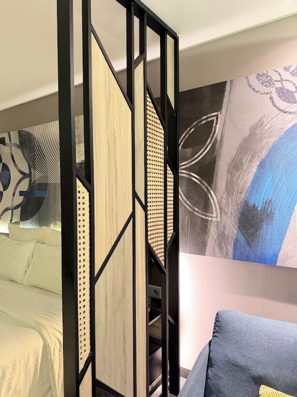 kisi-kisi pembatas, interior hotel Jogja, desain sekat ruangan, anyaman rotan modern, Tuka Interior, Novotel Yogyakarta, interior etnik modern