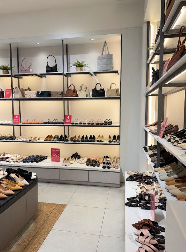 Desain Rak Display Retail Modern Charles and Keith