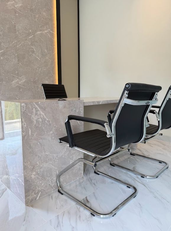Desain interior ruang tamu kantor dengan gaya modern kontemporer