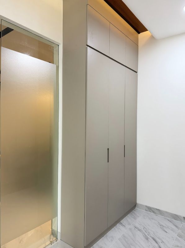 Wall Panel Elegan Koridor Cahaya Group | Portofolio Tuka Interior