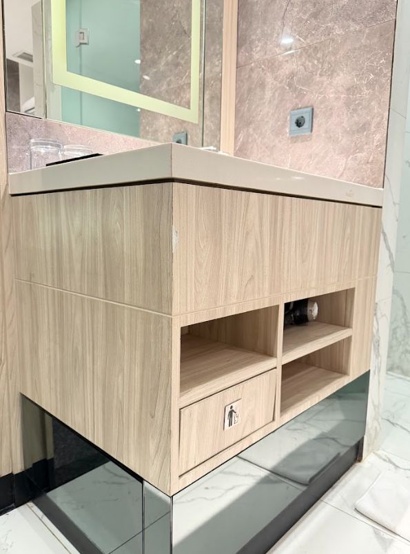 Desain Meja Rias Kayu Cerah Modern Novotel